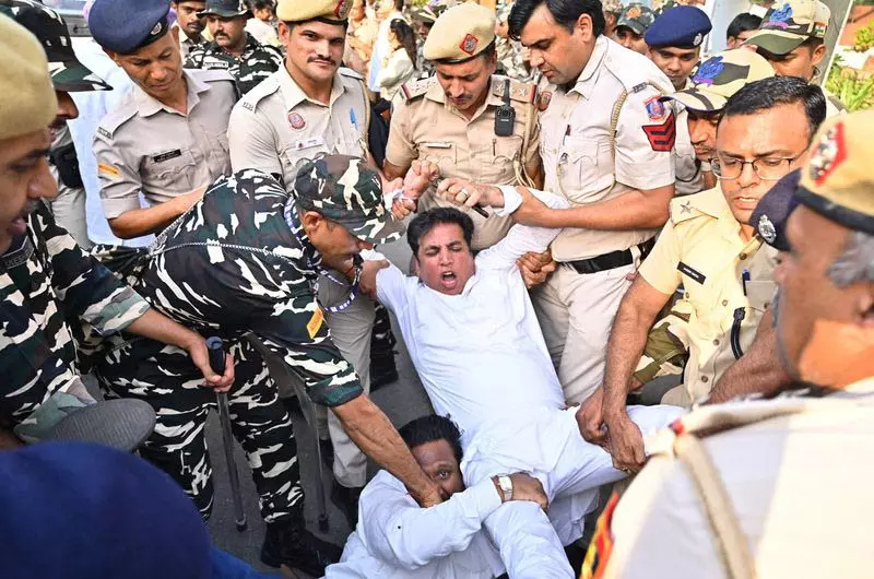 दिल्ली में INDIA गठबंधन का मार्च, SIR वापस लेने की उठाई मांग दिल्ली में INDIA गठबंधन का मार्च, SIR वापस लेने की उठाई मांग