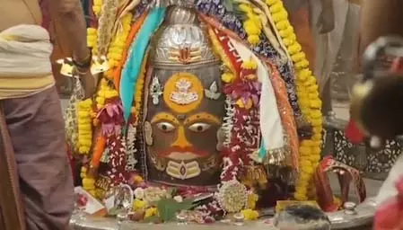 राजा स्वरूप में सजे बाबा महाकाल, भांग-ड्रायफ्रूट से किया गया भव्य शृंगार राजा स्वरूप में सजे बाबा महाकाल, भांग-ड्रायफ्रूट से किया गया भव्य शृंगार