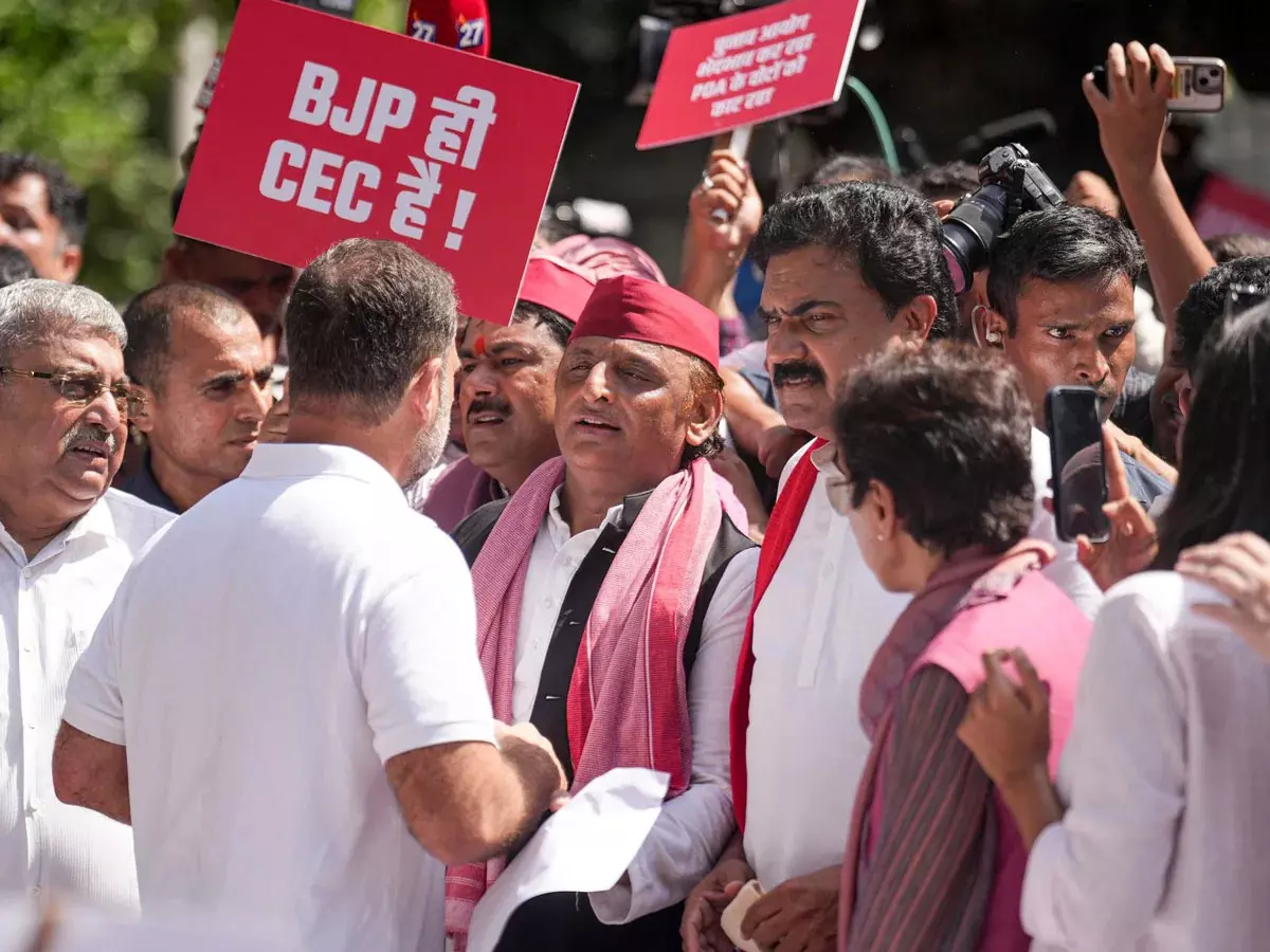 राहुल गांधी के साथ प्रदर्शन में दिखे अखिलेश यादव, अगले दिन खरगे के भोज से बनाई दूरी राहुल गांधी के साथ प्रदर्शन में दिखे अखिलेश यादव, अगले दिन खरगे के भोज से बनाई दूरी