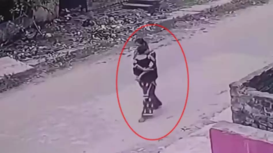 कुरकुरे दिलाने के बाद कहां गई मासूम? महिला के जवाबों से उलझा मामला कुरकुरे दिलाने के बाद कहां गई मासूम? महिला के जवाबों से उलझा मामला