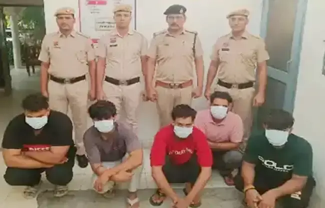बीमा पॉलिसी के नाम पर छह लाख हड़पे, पांच गिरफ्तार बीमा पॉलिसी के नाम पर छह लाख हड़पे, पांच गिरफ्तार
