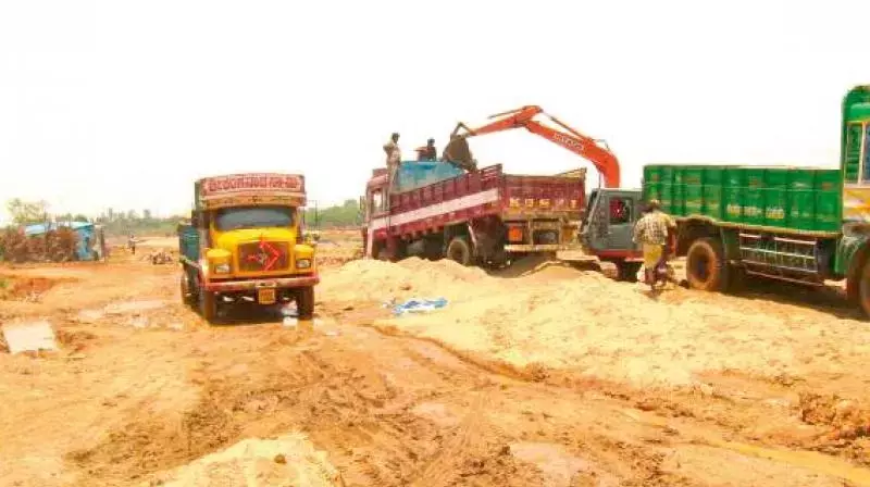 Andhra: गोदावरी नदी तल पर रेत खनन और परिवहन में रिपोर्ट की गई विसंगतियाँ Andhra: गोदावरी नदी तल पर रेत खनन और परिवहन में रिपोर्ट की गई विसंगतियाँ
