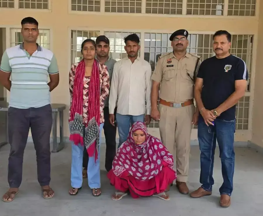 नूंह पुलिस ने गो-तस्करी आरोपी महिला को पकड़ा नूंह पुलिस ने गो-तस्करी आरोपी महिला को पकड़ा
