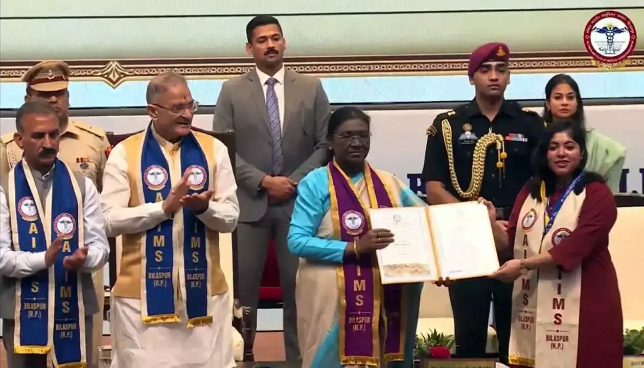 राष्ट्रपति ने दीक्षांत समारोह में भावना ठकराल को नवाजा राष्ट्रपति ने दीक्षांत समारोह में भावना ठकराल को नवाजा