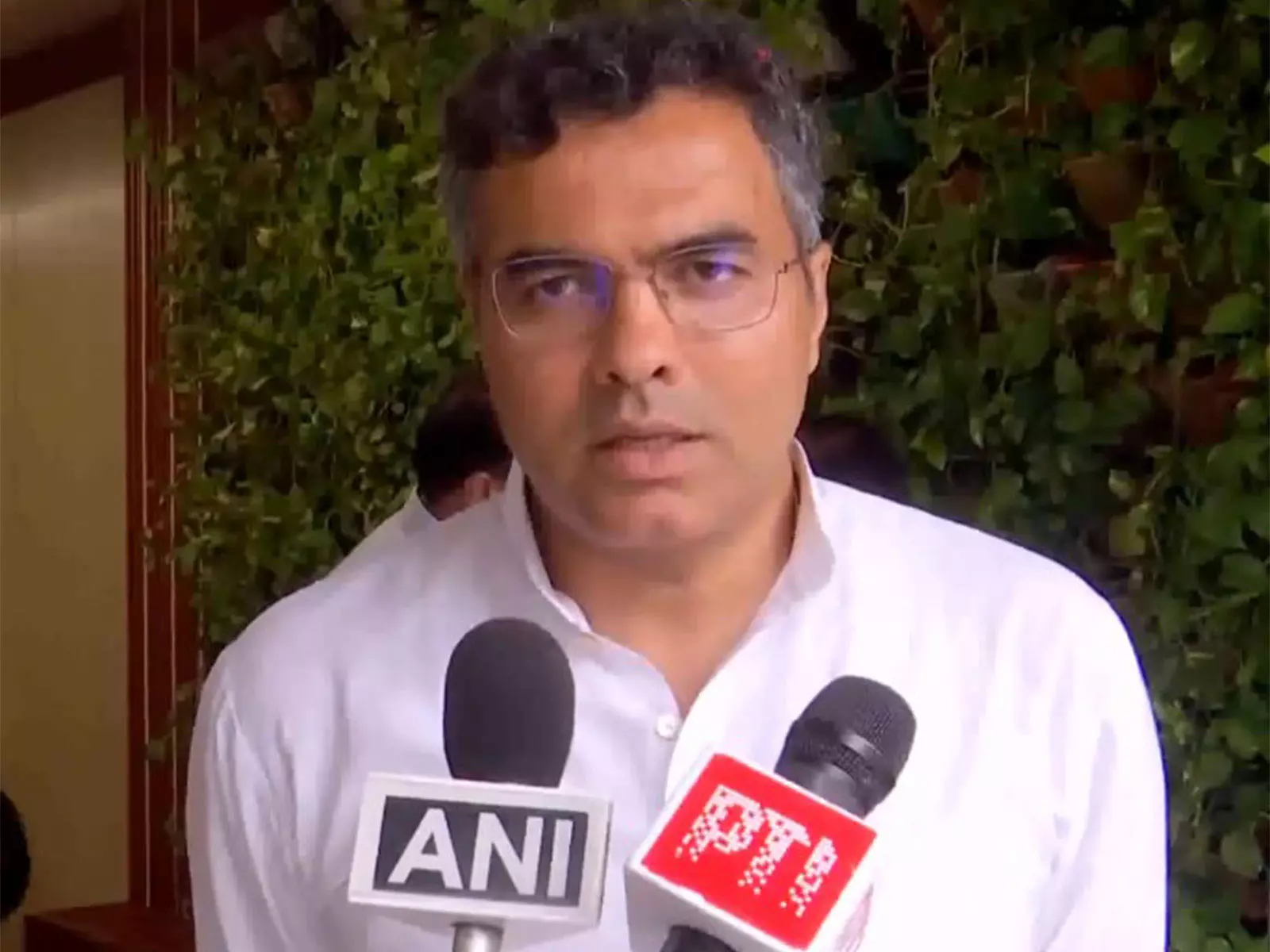 दिल्ली के मंत्री प्रवेश वर्मा की बढ़ीं मुश्किलें, थप्पड़ मारने के आरोप पर हाईकोर्ट ने मांगी रिपोर्ट दिल्ली के मंत्री प्रवेश वर्मा की बढ़ीं मुश्किलें, थप्पड़ मारने के आरोप पर हाईकोर्ट ने मांगी रिपोर्ट