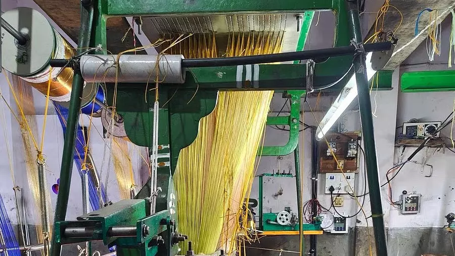 कर्नाटक में संकट में पड़ा सदियों पुराना रेशम उद्योग, सस्ती साड़ियों ने छीना बुनकरों का रोजगार कर्नाटक में संकट में पड़ा सदियों पुराना रेशम उद्योग, सस्ती साड़ियों ने छीना बुनकरों का रोजगार