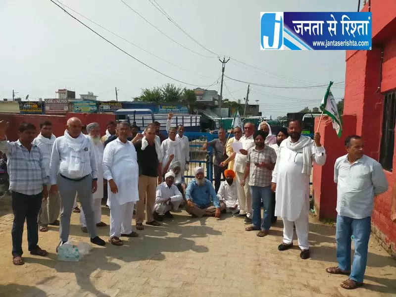 यमुनानगर में धान उठान को लेकर हंगामा, किसानों ने मंडी का गेट किया बंद यमुनानगर में धान उठान को लेकर हंगामा, किसानों ने मंडी का गेट किया बंद