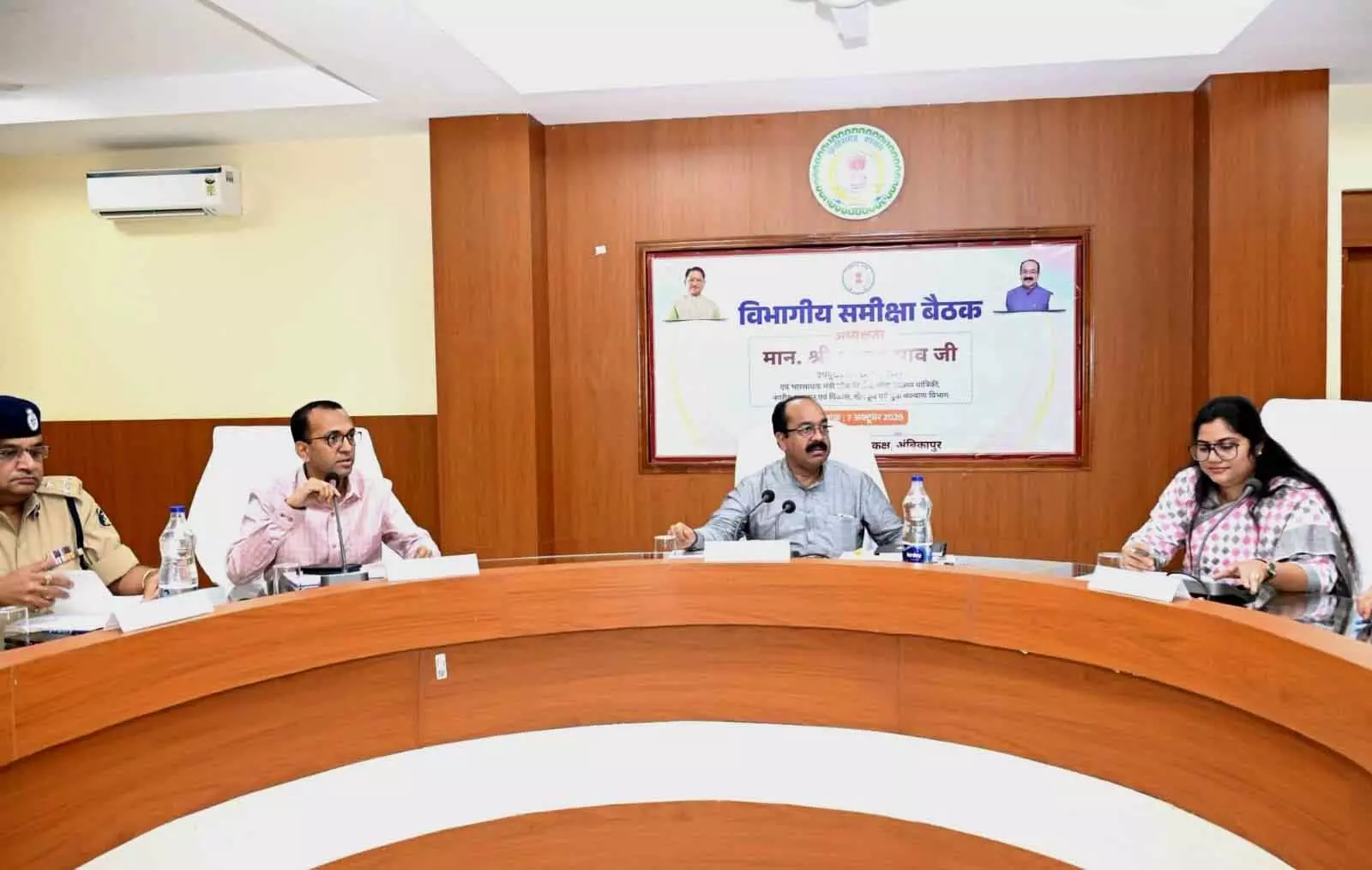 उप मुख्यमंत्री अरुण साव ने की विकास कार्यों की प्रगति और योजनाओं के क्रियान्वयन की समीक्षा उप मुख्यमंत्री अरुण साव ने की विकास कार्यों की प्रगति और योजनाओं के क्रियान्वयन की समीक्षा