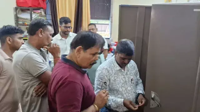 ACB की बड़ी कार्रवाई: 10 हजार रुपये रिश्वत लेते सदर अनुमंडल कार्यालय का लिपिक गिरफ्तार ACB की बड़ी कार्रवाई: 10 हजार रुपये रिश्वत लेते सदर अनुमंडल कार्यालय का लिपिक गिरफ्तार