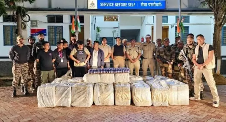 मणिपुर का ड्रग माफिया दबोचा गया, 8,320 बोतल सिरप ज़ब्त मणिपुर का ड्रग माफिया दबोचा गया, 8,320 बोतल सिरप ज़ब्त