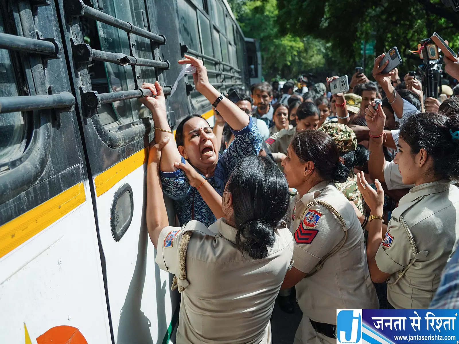 दिल्ली पुलिस पर 3 महिला पत्रकारों के यौन उत्पीड़न का आरोप दिल्ली पुलिस पर 3 महिला पत्रकारों के यौन उत्पीड़न का आरोप