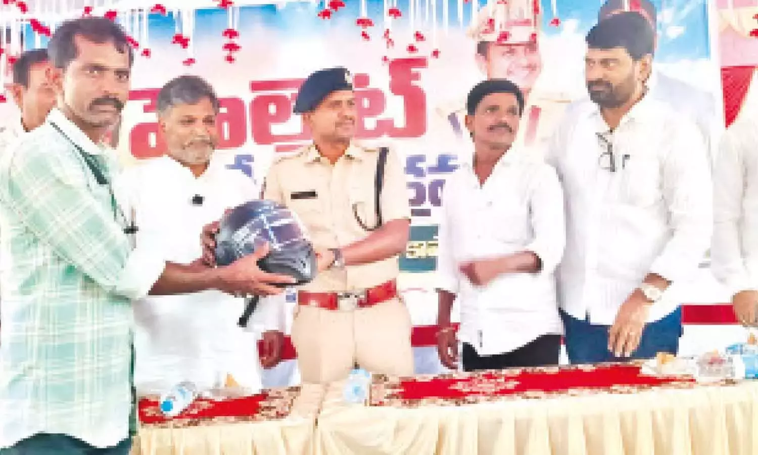सड़क सुरक्षा के लिए पुलिस द्वारा अनिवार्य हेलमेट के उपयोग पर जोर दिया गया सड़क सुरक्षा के लिए पुलिस द्वारा अनिवार्य हेलमेट के उपयोग पर जोर दिया गया