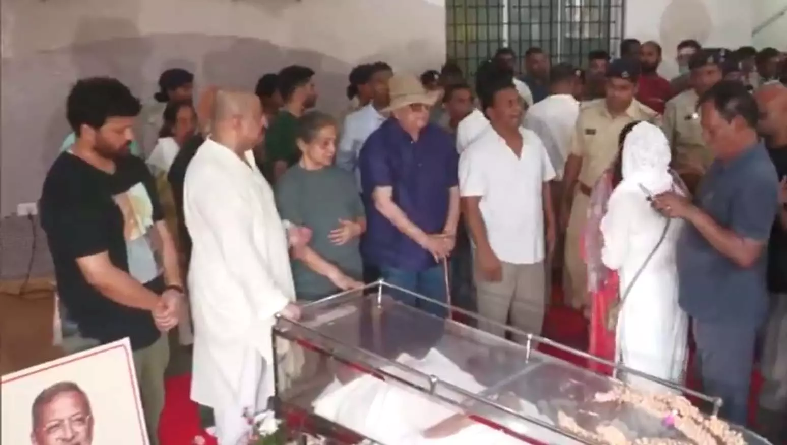 Nana Patekar News: लोगों ने किए नाना पाटेकर के अंतिम दर्शन, VIDEO Nana Patekar News: लोगों ने किए नाना पाटेकर के अंतिम दर्शन, VIDEO