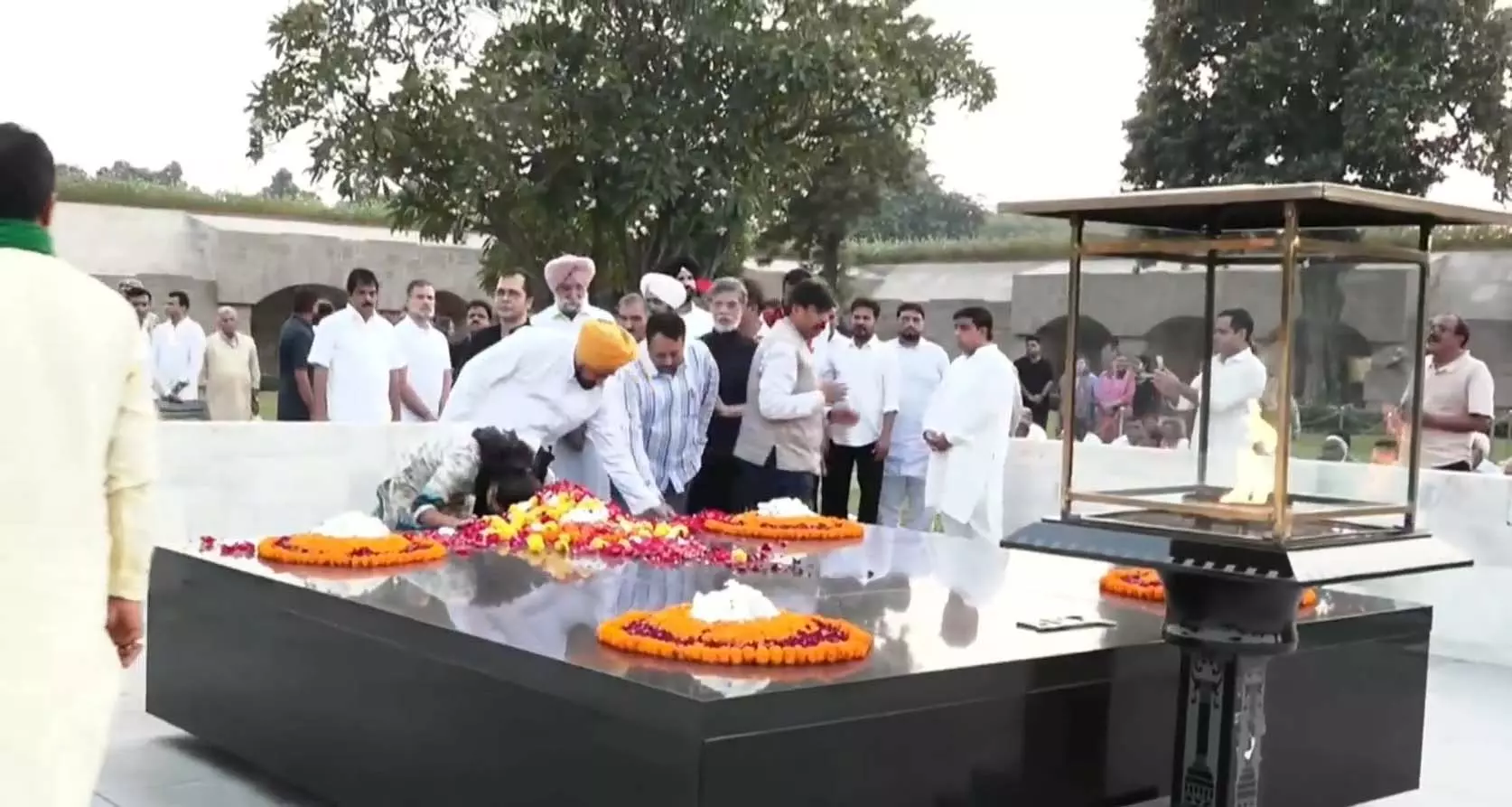 राजघाट पर इंडिया गठबंधन के नेताओं का धरना राजघाट पर इंडिया गठबंधन के नेताओं का धरना
