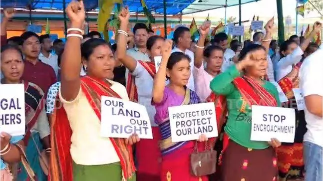 आदिवासी भूमि अधिकारों की रक्षा के लिए कोकराझार में प्रदर्शन आदिवासी भूमि अधिकारों की रक्षा के लिए कोकराझार में प्रदर्शन