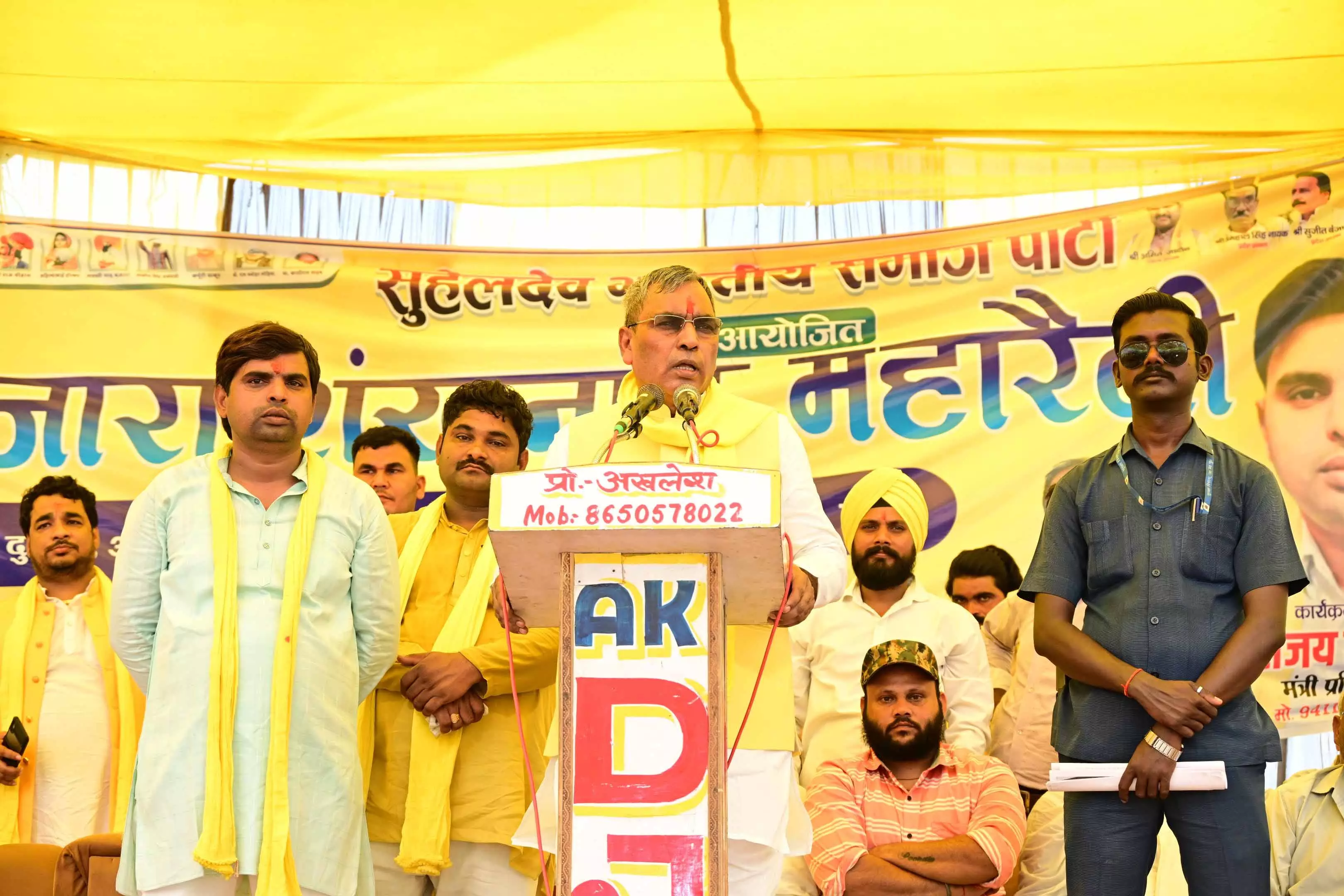 ऑटो से कार्यक्रम में पहुंचे कैबिनेट मंत्री ओमप्रकाश राजभर, बस सेवा को दिखाई हरी झंडी ऑटो से कार्यक्रम में पहुंचे कैबिनेट मंत्री ओमप्रकाश राजभर, बस सेवा को दिखाई हरी झंडी