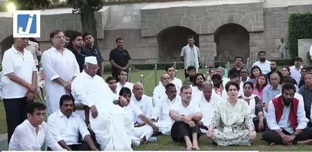 राजघाट पहुंचा विपक्ष का वोट चोरी के खिलाफ प्रदर्शन राजघाट पहुंचा विपक्ष का वोट चोरी के खिलाफ प्रदर्शन
