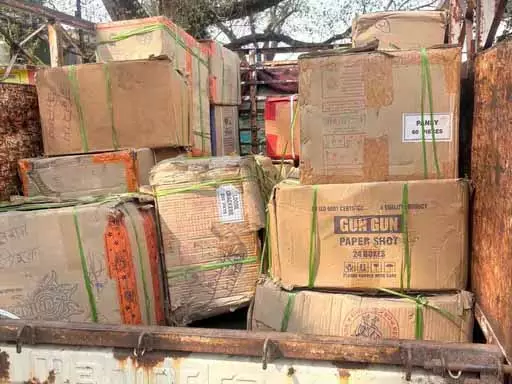 कोरबा में दिवाली से पहले पुलिस की बड़ी रेड, घर से 20 कार्टून पटाखे जब्त कोरबा में दिवाली से पहले पुलिस की बड़ी रेड, घर से 20 कार्टून पटाखे जब्त