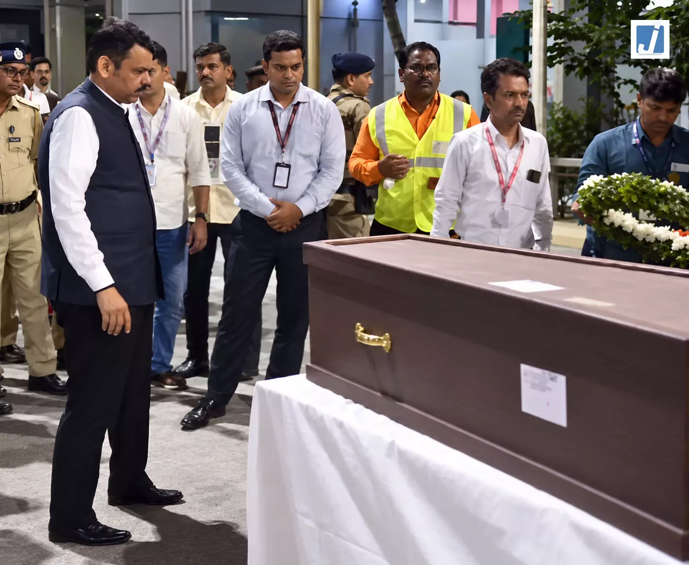 नाना पाटेकर के निधन पर CM फडणवीस ने दी भावुक श्रद्धांजलि नाना पाटेकर के निधन पर CM फडणवीस ने दी भावुक श्रद्धांजलि