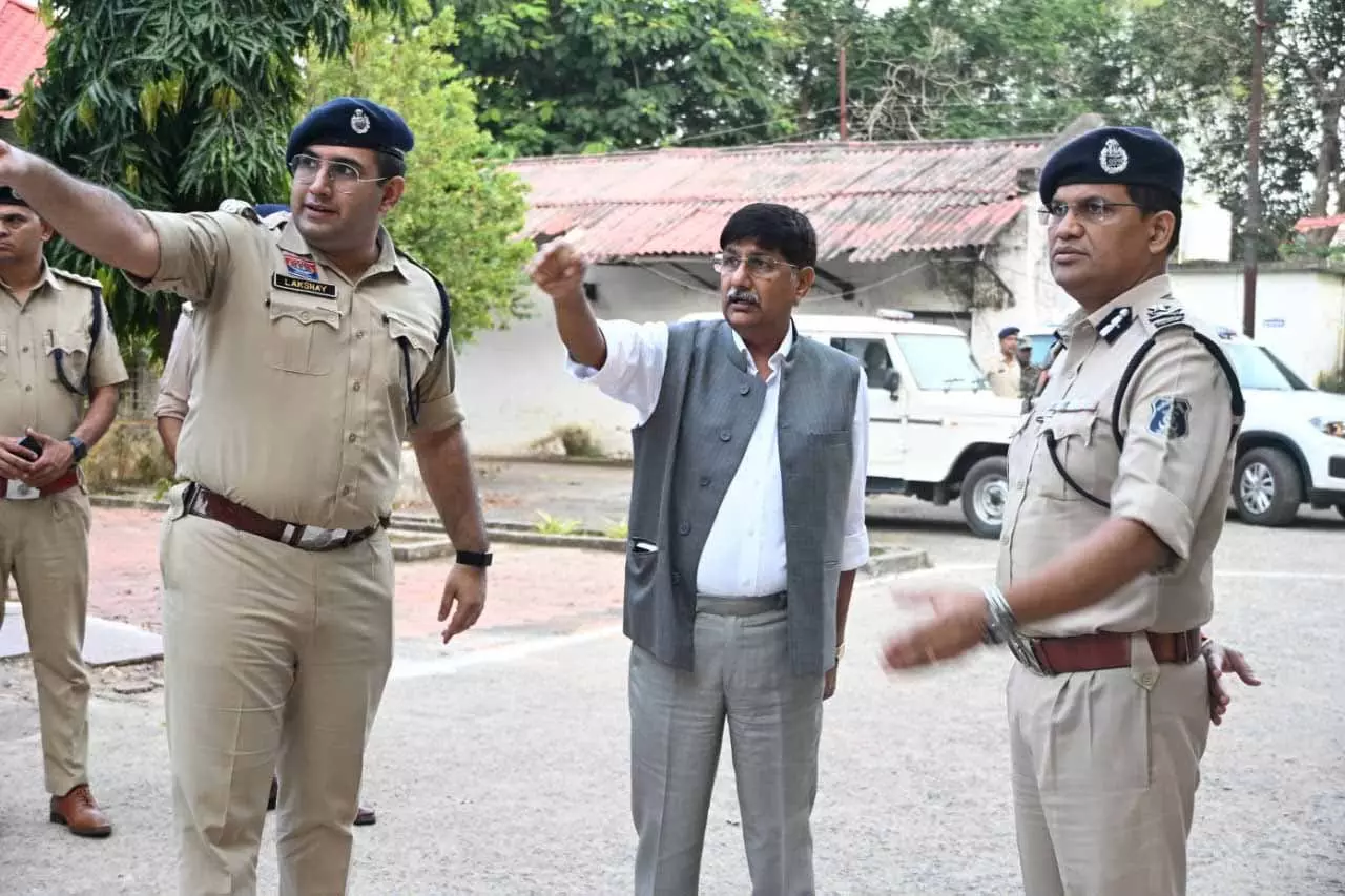 खैरागढ़ पहुंचे DGP अरुण देव गौतम, नई पुलिस लाइन का किया निरीक्षण खैरागढ़ पहुंचे DGP अरुण देव गौतम, नई पुलिस लाइन का किया निरीक्षण