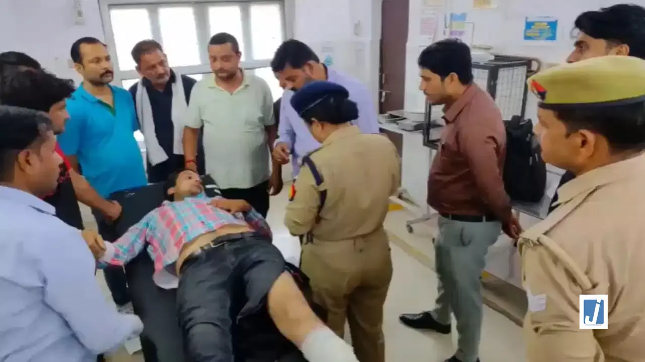 500 की रंगदारी नहीं देने पर फायरिंग, कार सवार युवकों ने चलाई गोली, दो लोग घायल 500 की रंगदारी नहीं देने पर फायरिंग, कार सवार युवकों ने चलाई गोली, दो लोग घायल