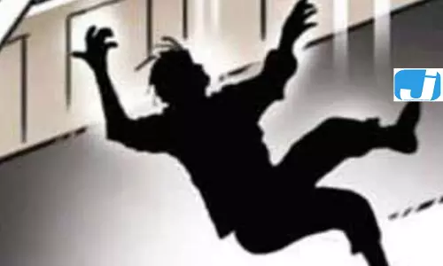 स्कूल की तीसरी मंजिल से कूदी शिक्षिका, हालत गंभीर