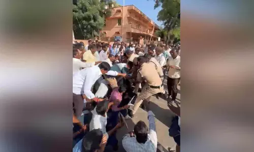 विकाराबाद में बिजली कटौती से परेशान किसानों ने किया विरोध विकाराबाद में बिजली कटौती से परेशान किसानों ने किया विरोध