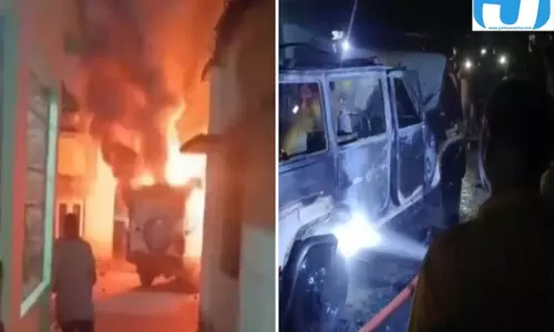 ऑक्सीजन सिलेंडर फटने से एंबुलेंस में लगी आग, मरीज की मौत और दो घायल ऑक्सीजन सिलेंडर फटने से एंबुलेंस में लगी आग, मरीज की मौत और दो घायल