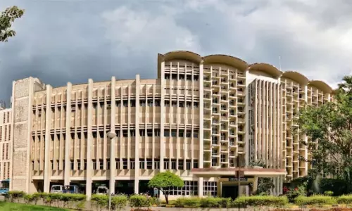 IIT कैंपस में सिलेंडर पाइप से गैस लीकेज के बाद आग भड़की, 5 लोग झुलसे IIT कैंपस में सिलेंडर पाइप से गैस लीकेज के बाद आग भड़की, 5 लोग झुलसे