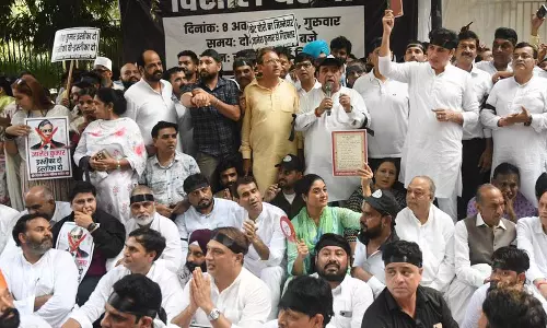 राहुल गांधी के खिलाफ पुलिस कार्रवाई पर राजघाट में कांग्रेस का धरना राहुल गांधी के खिलाफ पुलिस कार्रवाई पर राजघाट में कांग्रेस का धरना