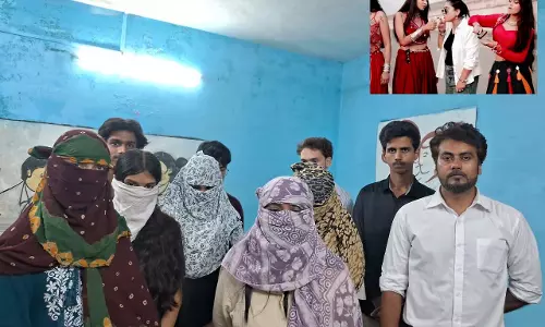 गरबा ड्रेस में सिगरेट पीते और पिस्टल दिखाते नजर आईं युवतियां, 9 गिरफ्तार