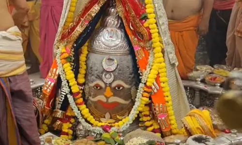 राजा स्वरूप में सजे बाबा महाकाल, पंचामृत पूजन के साथ की गई भस्म आरती