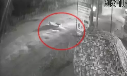 सड़क पर लेटे युवक को कार ने कुचला, CCTV फुटेज में दिखा पूरा घटनाक्रम सड़क पर लेटे युवक को कार ने कुचला, CCTV फुटेज में दिखा पूरा घटनाक्रम