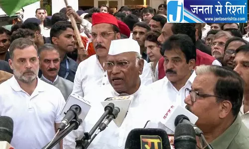 राजघाट पहुंचे राहुल गांधी, सीईसी विरोधी प्रदर्शन तीसरे दिन भी जारी राजघाट पहुंचे राहुल गांधी, सीईसी विरोधी प्रदर्शन तीसरे दिन भी जारी