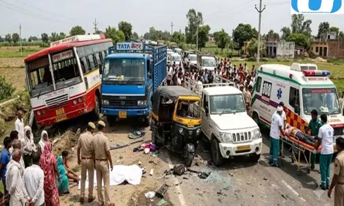 कैंटर-बस और पिकअप की भिड़ंत से हापुड़ में बड़ा हादसा, आठ लोग घायल