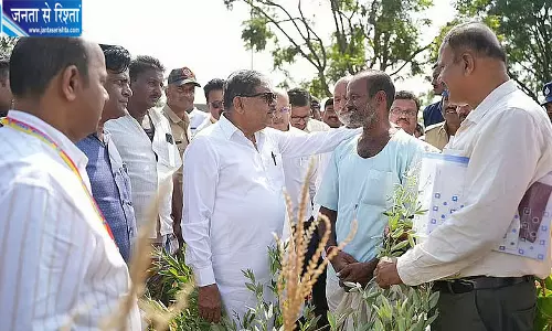 कर्नाटक में किसानों को सूखा राहत देने के लिए कर्ज लेने को भी तैयार सरकार, डिप्टी सीएम का बयान कर्नाटक में किसानों को सूखा राहत देने के लिए कर्ज लेने को भी तैयार सरकार, डिप्टी सीएम का बयान