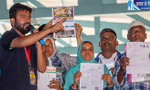वोटर लिस्ट से 13 करोड़ नाम हटाने का अभिजीत दीपके का आरोप, बेंगलुरु में SIR के खिलाफ प्रदर्शन वोटर लिस्ट से 13 करोड़ नाम हटाने का अभिजीत दीपके का आरोप, बेंगलुरु में SIR के खिलाफ प्रदर्शन