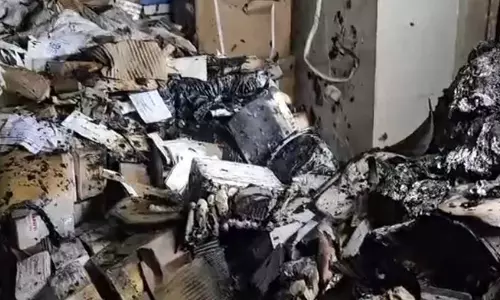 सरकारी अस्पताल के दवा स्टोर में आधी रात लगी भीषण आग