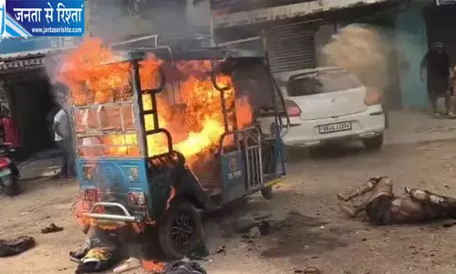 चलती ई-रिक्शा की बैटरी में जोरदार धमाका, आग का गोला बनी गाड़ी