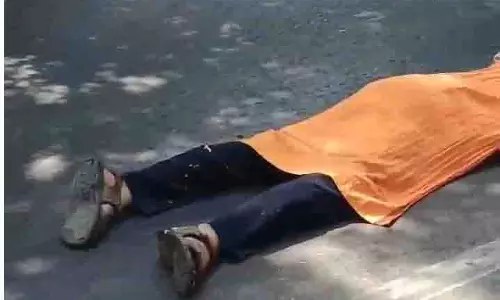 तेलीबांधा ओवरब्रिज के नीचे दर्दनाक हादसा, ट्रक की चपेट में आने से मौत तेलीबांधा ओवरब्रिज के नीचे दर्दनाक हादसा, ट्रक की चपेट में आने से मौत