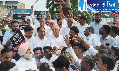करनाल में कांग्रेस का विरोध प्रदर्शन, चुनाव निकाय प्रमुख से मांगा इस्तीफा