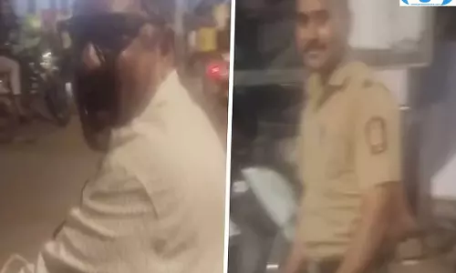 मीरा-भायंदर में बॉस अबरार भाई की धमकी से हंगामा, सामने खड़ा पुलिसकर्मी बना रहा मूकदर्शक मीरा-भायंदर में बॉस अबरार भाई की धमकी से हंगामा, सामने खड़ा पुलिसकर्मी बना रहा मूकदर्शक