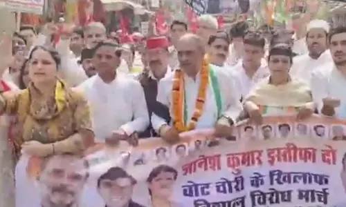 मोदी तेरी तानाशाही नारे के बीच कांग्रेस की दो महिला नेता भिड़ीं, प्रदर्शन के दौरान थप्पड़बाजी मोदी तेरी तानाशाही नारे के बीच कांग्रेस की दो महिला नेता भिड़ीं, प्रदर्शन के दौरान थप्पड़बाजी