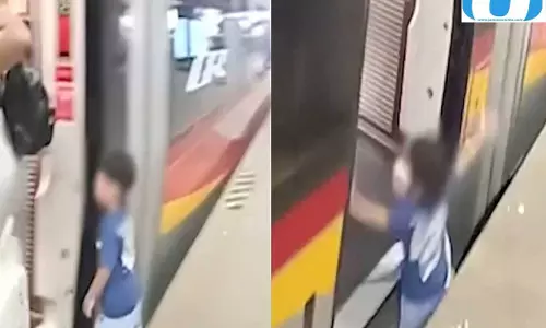 चीन में बड़ा हादसा टला, ट्रेन और प्लेटफॉर्म के बीच फंसा बच्चा - VIDEO