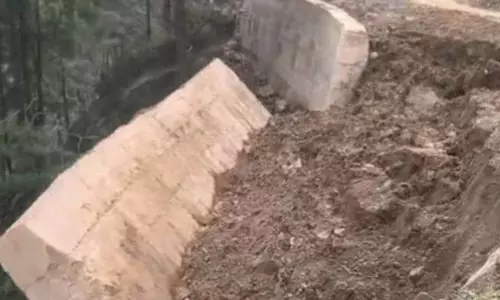 मंडी में एनएच-3 की दीवार ढही, सुरक्षा को लेकर बढ़ी चिंता मंडी में एनएच-3 की दीवार ढही, सुरक्षा को लेकर बढ़ी चिंता