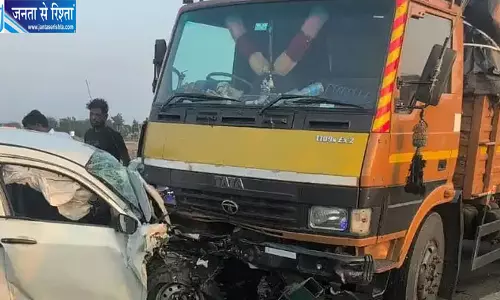 भीषण सड़क हादसा: कैंटर और कार की आमने-सामने टक्कर, चार लोगों की मौके पर मौत