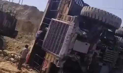 CG: 100 टन का डंपर अनियंत्रित होकर पलटा, खदान में मचा हड़कंप CG: 100 टन का डंपर अनियंत्रित होकर पलटा, खदान में मचा हड़कंप