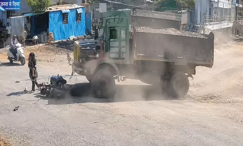 डंपर के नीचे आने से बाल-बाल बची लड़की, CCTV में कैद हुआ खौफनाक मंजर डंपर के नीचे आने से बाल-बाल बची लड़की, CCTV में कैद हुआ खौफनाक मंजर