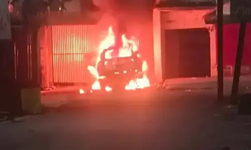 व्यापारी नेता की कार में लगी भीषण आग, जलकर हुई खाक व्यापारी नेता की कार में लगी भीषण आग, जलकर हुई खाक