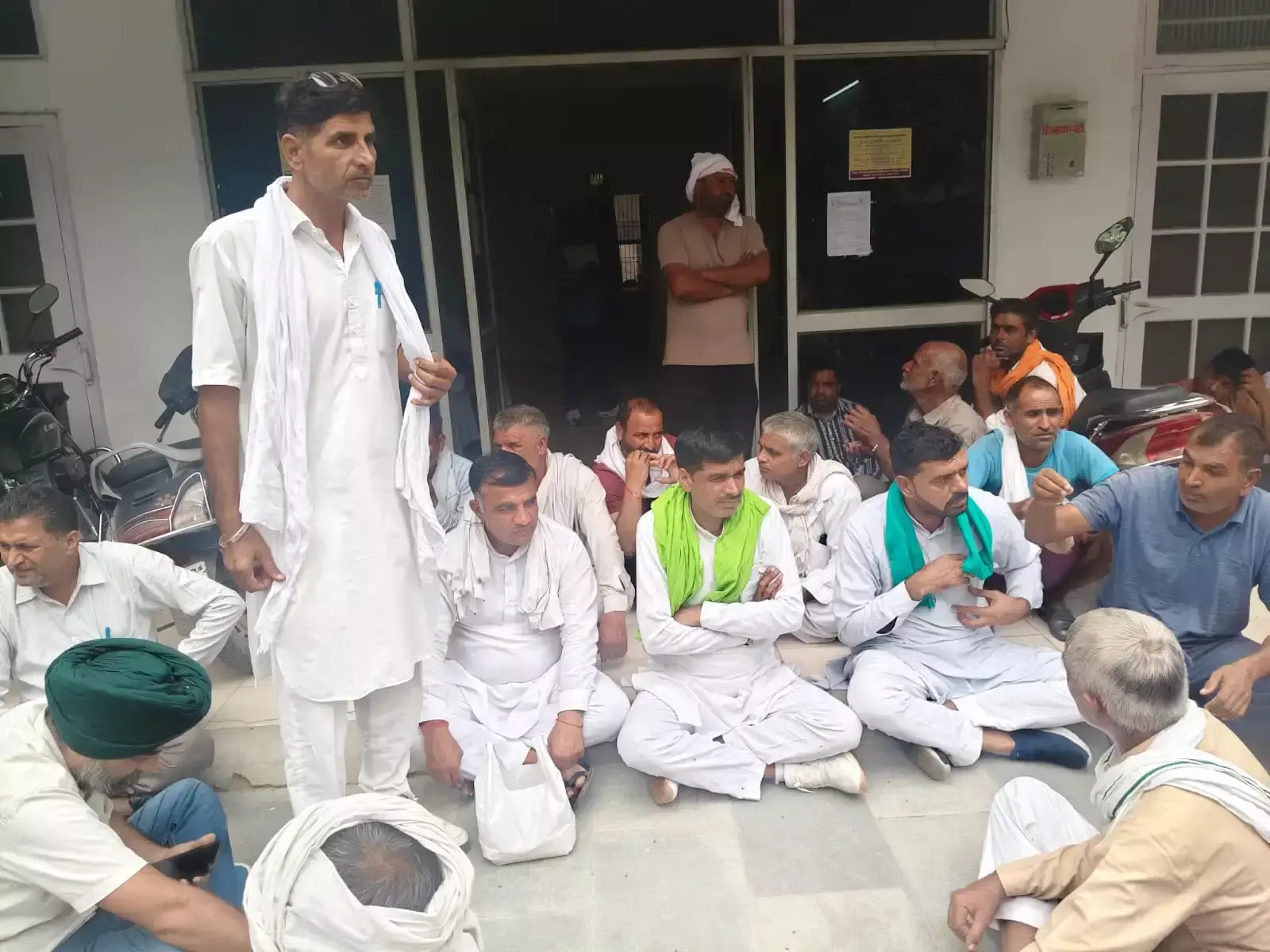 कैथल में धान खरीद को लेकर किसानों का विरोध प्रदर्शन